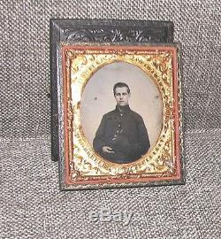 1/6 plate CIVIL WAR AMBROTYPE PHOTO Vermont Union SOLDIER in uniform holding hat
